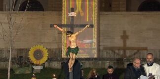 E Premtja e Madhe në Tiranë/ Besimtarët katolikë përkujtojnë vuajtjet e Jezu Krishtit në sheshin “Nënë Tereza”