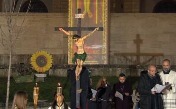 E Premtja e Madhe në Tiranë/ Besimtarët katolikë përkujtojnë vuajtjet e Jezu Krishtit në sheshin “Nënë Tereza”