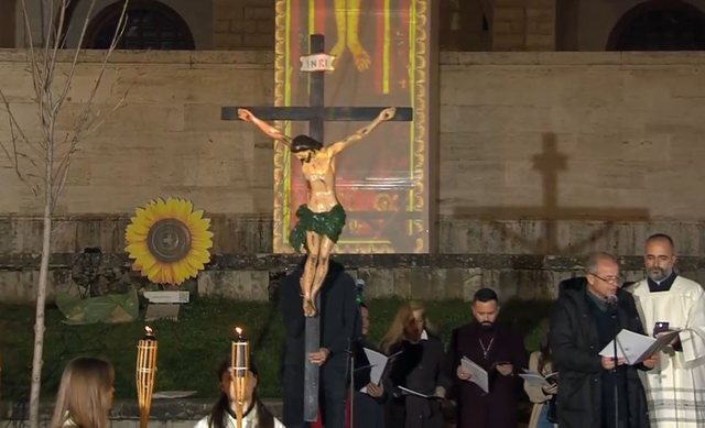 E Premtja e Madhe në Tiranë  Besimtarët katolikë përkujtojnë vuajtjet e Jezu Krishtit në sheshin  Nënë Tereza 