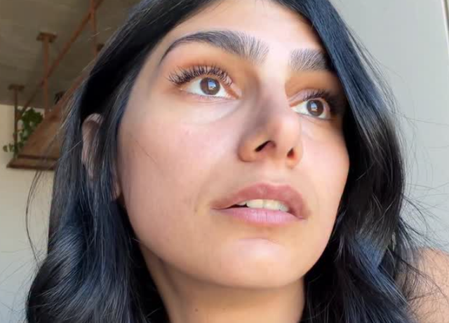 mia-khalifa-ne-lot-si-mund-te-eksplorojme-henen-teksa-jemi-ne-l-fte