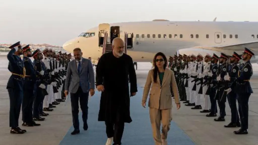 Rama vizitë zyrtare në Abu Dabi  kryeministri publikon pamjet  Solidarizohemi me Emiratet e Bashkuara Arabe në këtë kohë të trazuar të Gjirit Arabik