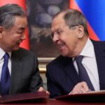 ‘Situata po del jashtë kontrollit’, Kina i kërkon bashkëpunim Rusisë për të ndalur luftën në Iran