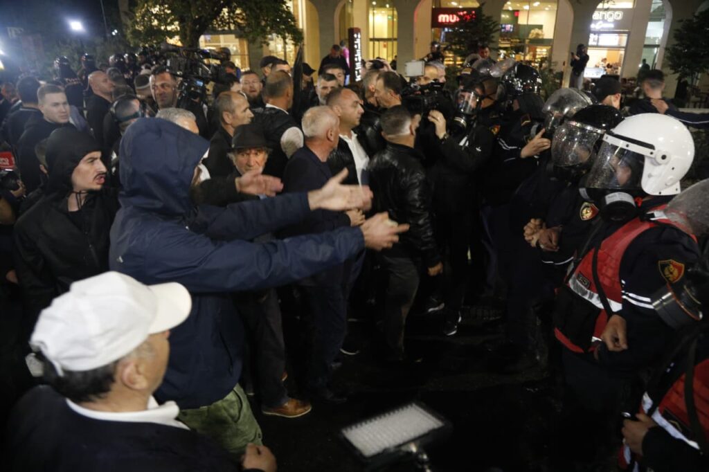 Për herë të parë  5 militantë të Berishës lihen në qeli  u kapën me molotovë në duar  Gjykata cakton detyrim paraqitjeje për 6 të tjerë