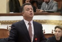 I tha Ballës “do të të rrjep si kec” dhe e qëlloi me shishe, Flamur Noka përjashtohet 20 ditë nga Kuvendi