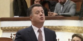 I tha Ballës “do të të rrjep si kec” dhe e qëlloi me shishe, Flamur Noka përjashtohet 20 ditë nga Kuvendi