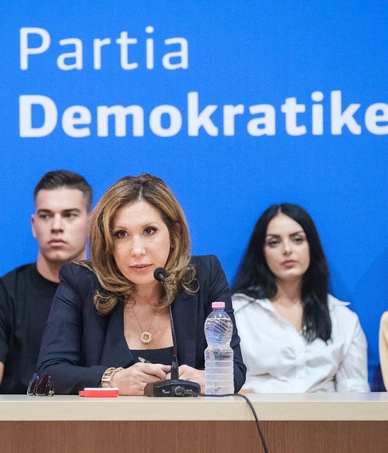 Evi Kokalarit nuk ia pranojnë kandidimin për kreun e PD  roja nuk lejon avokatin të hyjë brenda  Do e çoj me email  kllounë 