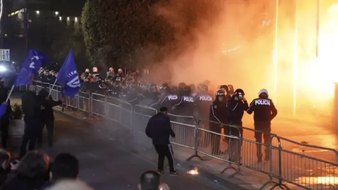 -800-0-1767015060xprotesta-e-opozites-para-kryeministrise-disa-protestues-ne-polici-nje-412