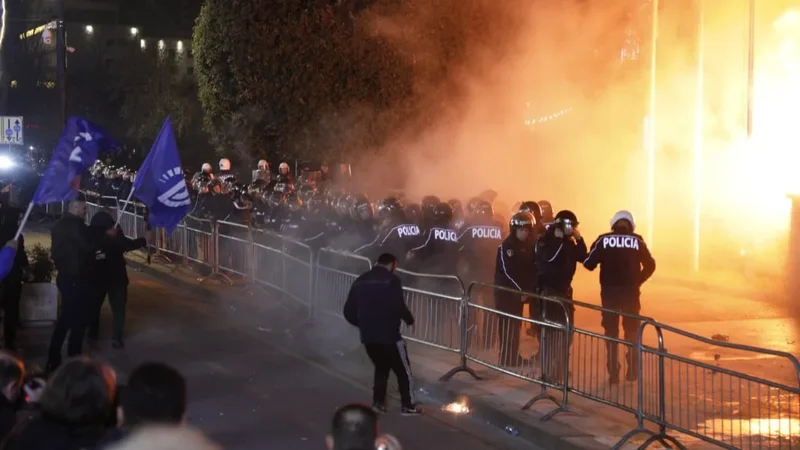 Militanti i PD gati për vetësakrifikim  Ne na rrihni  por deputetët jo 