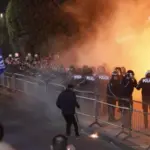 Militanti ia thotë troç Berishës: Vijmë dy orë në protestë sa për foto e video, pastaj ikim në shtëpi