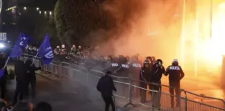 Militanti ia thotë troç Berishës: Vijmë dy orë në protestë sa për foto e video, pastaj ikim në shtëpi