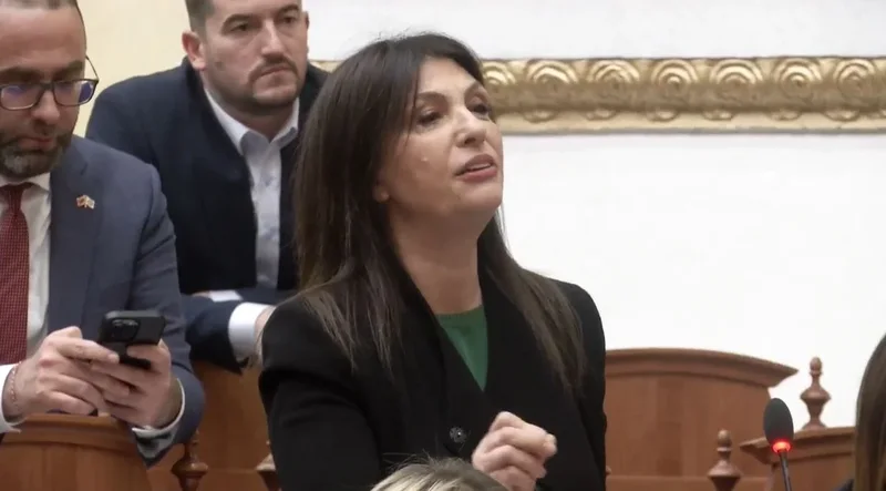 Topalli rikthen shprehjen  kape për zhelesh  nxirre jashtë   ironizon Peleshi  S ma merrte mendja  mendova se i kishim dhënë  lamtumirën 