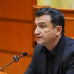 Akt-akuza me zë të lartë