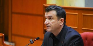 Akt-akuza me zë të lartë