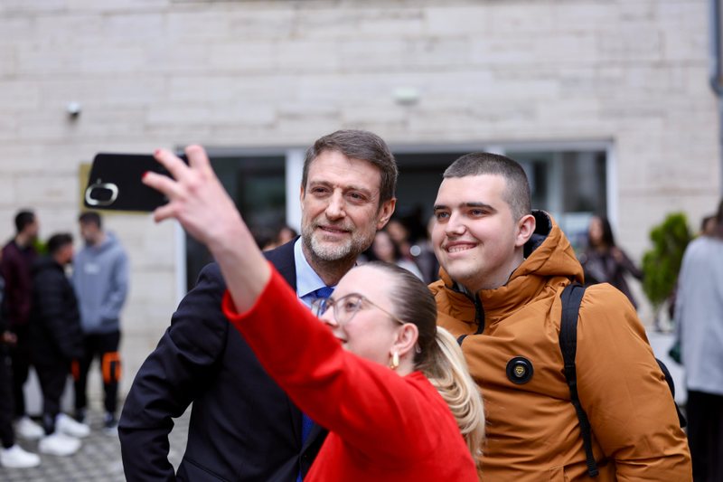 Hoxha dialog me studentët e Korçës  Integrimi evropian nuk është më ëndërr por projekt real  Kapitali njerëzor  potenciali ynë i madh