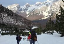 Po eksploronin ‘Qafën e Valbonës’, turistët belgë ‘ngecin’ në dëborë! Ndihmohen nga policia