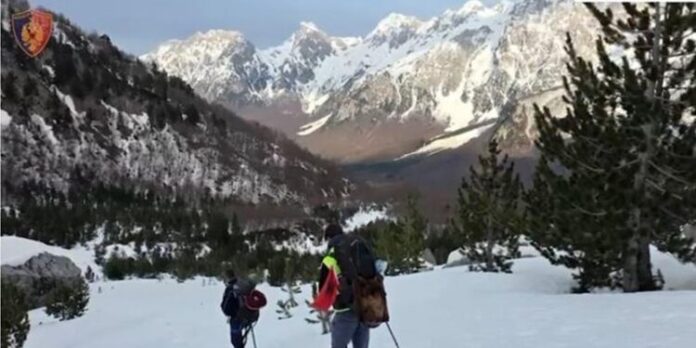 800-0-1775888883x1775888594-turiste-1-475-750x375