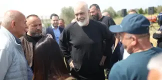 Rama takim me fermerët e Lushnjës: Kush shet prodhimin paraqet faturën dhe merr 10% të vlerës pas