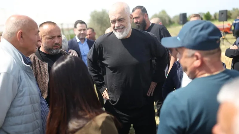 Rama takim me fermerët e Lushnjës  Kush shet prodhimin paraqet faturën dhe merr 10  të vlerës pas