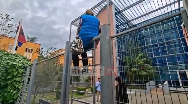  Ku është Braho   banorja nga Kurbini kalon kangjellat dhe futet në oborrin e SPAK  Bashkia më ka përvetësuar pronat 