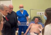 ‘U shërua sa erdhe ti’, Berisha ‘qetëson’ Balliun pas lotëve në protestë