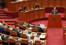 Interpelanca në Kuvend, Kumbaro: Provimi i shtetit detyrim që prej vitit 2012, asnjë mësues nuk po hiqet nga puna