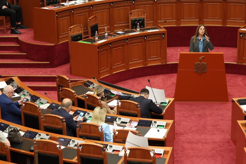 Interpelanca në Kuvend, Kumbaro: Provimi i shtetit detyrim që prej vitit 2012, asnjë mësues nuk po hiqet nga puna