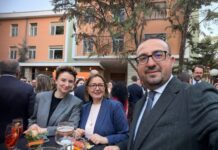 FOTO-LAJM: Deputeti i Lushnjës drekon në vilën e Enverit pas djegies me molotovë