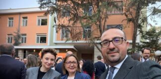 FOTO-LAJM: Deputeti i Lushnjës drekon në vilën e Enverit pas djegies me molotovë