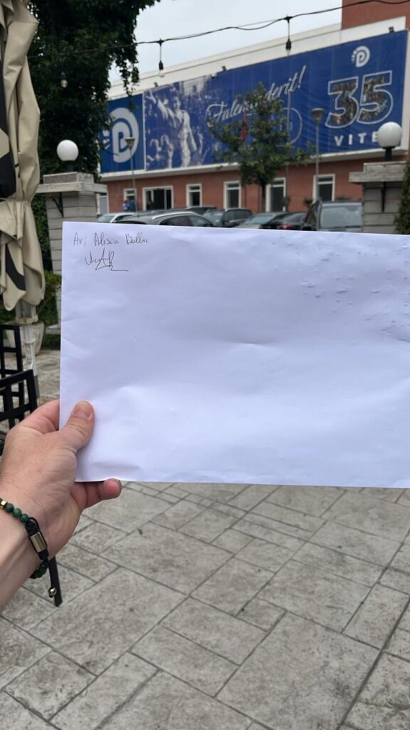 FOTO LAJM   Alesia Balliu nuk lejohet të hyjë as në oborrin e PD për të dorëzuar kandidaturën