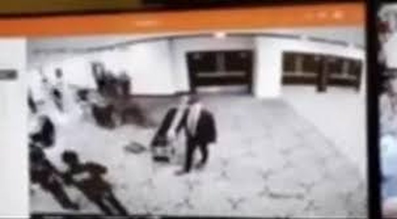 VIDEO  Kërcënoi jetët e të pranishmëve në darkën e presidentit Trump  ja momenti kur agresori neutralizohet nga agjentët e Shërbimit Sekret