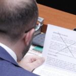 FOTO-LAJM: Gaz Bardhi lexon udhëzimin e Partisë sesi duhet të sillet në seancën parlamentare!