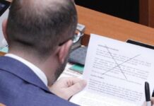 FOTO-LAJM: Gaz Bardhi lexon udhëzimin e Partisë sesi duhet të sillet në seancën parlamentare!