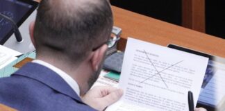 FOTO-LAJM: Gaz Bardhi lexon udhëzimin e Partisë sesi duhet të sillet në seancën parlamentare!