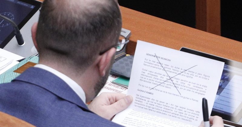 FOTO LAJM  Gaz Bardhi lexon udhëzimin e Partisë sesi duhet të sillet në seancën parlamentare 