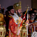 Pashkët Ortodokse, besimtarët ndezin qirinj dhe luten në katedralen “Ngjallja e Krishtit” në Tiranë