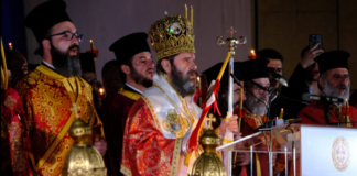 Pashkët Ortodokse, besimtarët ndezin qirinj dhe luten në katedralen “Ngjallja e Krishtit” në Tiranë