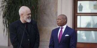 Ish-kryebashkiaku i New York Eric Adams merr shtetësinë shqiptare