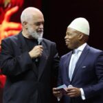 “Një ambasador i Shqipërisë së rilindur” – Rama ndan foton, teksa i jep pasaportën shqiptare ish-kryebashkiakut të New York, Eric Adams