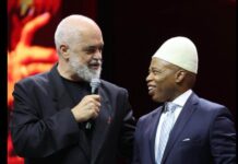 “Një ambasador i Shqipërisë së rilindur” – Rama ndan foton, teksa i jep pasaportën shqiptare ish-kryebashkiakut të New York, Eric Adams