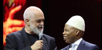 “Një ambasador i Shqipërisë së rilindur” – Rama ndan foton, teksa i jep pasaportën shqiptare ish-kryebashkiakut të New York, Eric Adams