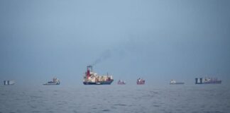 Irani: 15 anije kaluan nëpër Ngushticën e Hormuzit brenda 24 orësh, do vendosen tarifa