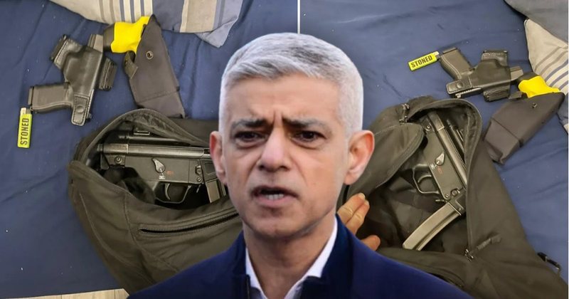 Ruanin kryebashkiakun e Londrës  oficerët harrojnë çantën me armë në rrugë  Policia Metropolitane i pushon menjëherë  Qytetari i gjeti dhe na lajmëroi