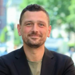 “Mburrem që jam shqiptar”, eurodeputeti Adnan Dibrani videomesazh për Samitin e Diasporës: Rrënjët e mia nuk i harroj!