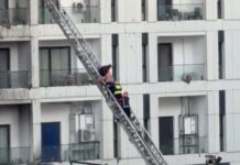 Digjet i gjithë pallati përballë spitalit “Nënë Tereza”, evakuohen banorët. Katër të asfiksuar, të moshuarit ndihmohen të dalin nga flakët, zjarrfikësit në vendngjarje