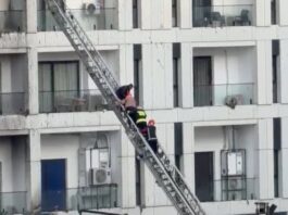 Digjet i gjithë pallati përballë spitalit “Nënë Tereza”, evakuohen banorët. Katër të asfiksuar, të moshuarit ndihmohen të dalin nga flakët, zjarrfikësit në vendngjarje