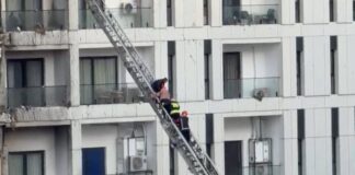 Digjet i gjithë pallati përballë spitalit “Nënë Tereza”, evakuohen banorët. Katër të asfiksuar, të moshuarit ndihmohen të dalin nga flakët, zjarrfikësit në vendngjarje