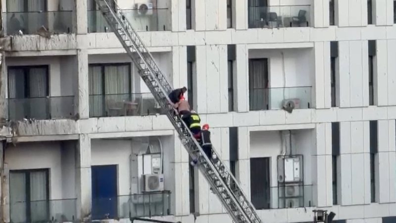 Digjet i gjithë pallati përballë spitalit “Nënë Tereza”, evakuohen banorët. Katër të asfiksuar, të moshuarit ndihmohen të dalin nga flakët, zjarrfikësit në vendngjarje