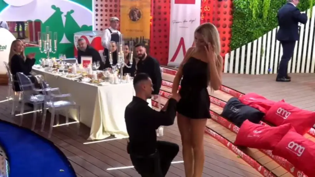 E papritur në Big Brother   A do të behësh e dashura ime   Mateo i propozon Brikenës  ajo i thotë  Po 