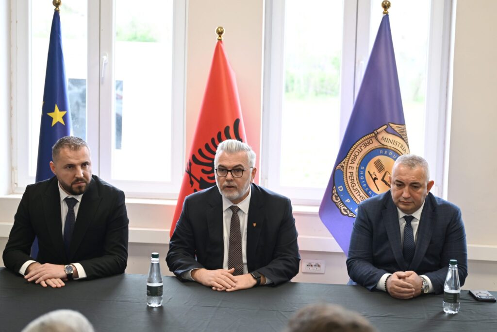 Ministri Gogu prezanton Drejtorin e ri të Përgjithshëm të Burgjeve  Adriatik Kupi