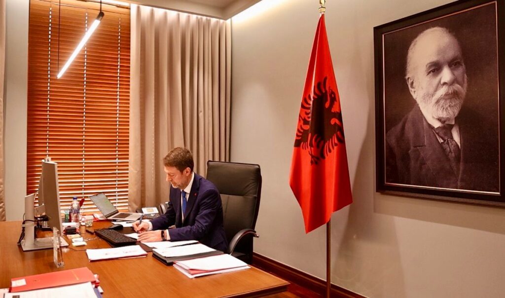  Kosova nuk është e vetme   ministri Ferit Hoxha  Çdo cenim i sigurisë së Prishtinës është cenim edhe për Tiranën